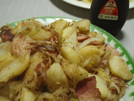 焼きそば・オタフクお好みソース・目玉焼き・ジャーマンポテト