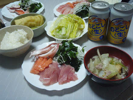 「まぐろ・サーモン・刺身・いかボイル・豚汁・白菜浅漬け