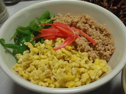 三色丼・いかと里芋の煮物・国産ぜんまいの炒め物