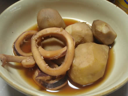 三色丼・いかと里芋の煮物・国産ぜんまいの炒め物