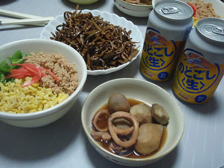 三色丼・いかと里芋の煮物・国産ぜんまいの炒め物