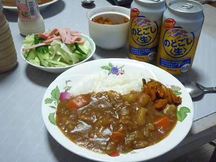 金曜カレー・サラダ・福神漬・のどごし生