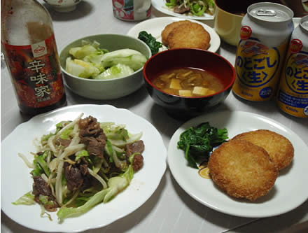玉葱フライ・西塚蒲鉾店・牛肉野菜炒め・なめこ汁・ベルコーレ（白）・プラム