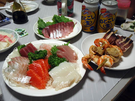 「刺身盛合せ(いか・まぐろ・甘えび・鯛・わらさ)」「海鮮串焼き(えび・ほたて・いか)」