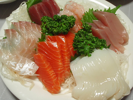 「刺身盛合せ(いか・まぐろ・甘えび・鯛・わらさ)」「海鮮串焼き(えび・ほたて・いか)」
