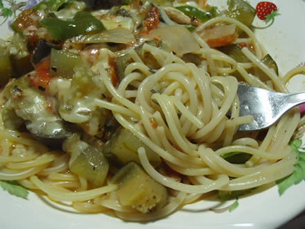 ラタトゥイユ風スープパスタ・中華くらげ・巨峰・トマト・とうもろこし