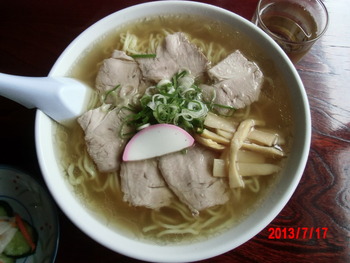 昨日の500円ラーメンとレトロな衣装籠