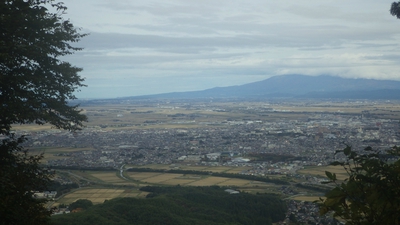金峰山に鶴岡の町を見る。